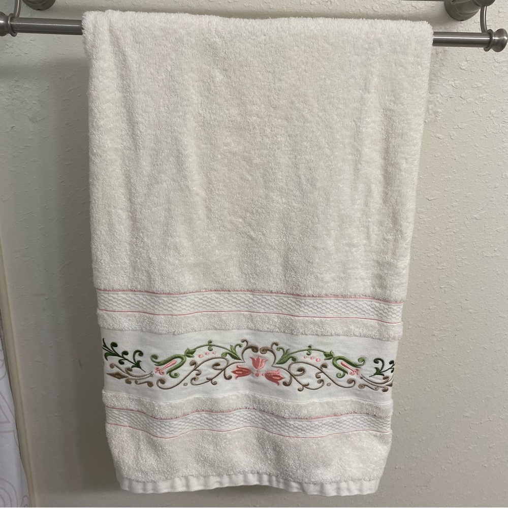 Kassafina Vtg Ivory Bath Towel Embroidered Pink Peach Green Taupe Floral 48x26